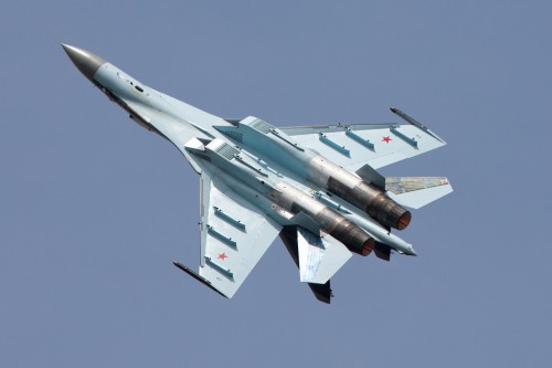 Máy bay chiến đấu Su-35 Nga cơ động trên không.